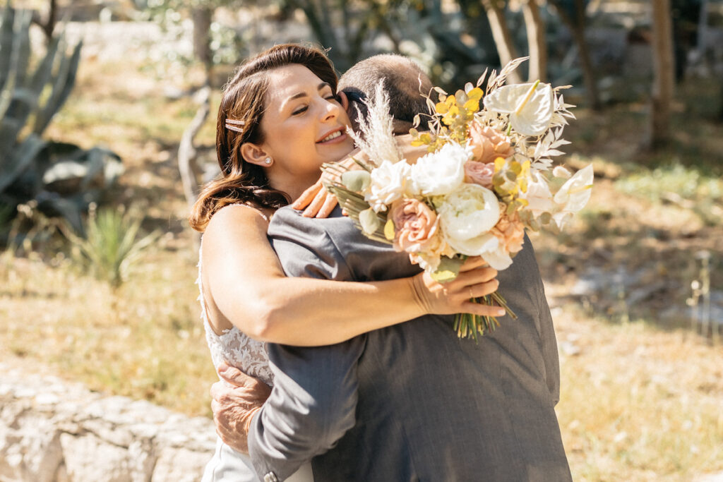 Rustic charm meets Mediterranean beauty: pampas grass, terracotta hues, and dried florals set the perfect boho vibe.