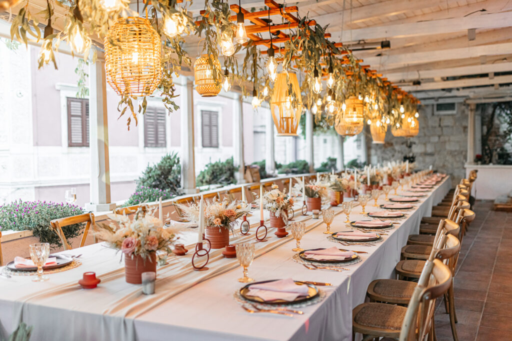 Rustic charm meets Mediterranean beauty: pampas grass, terracotta hues, and dried florals set the perfect boho vibe.