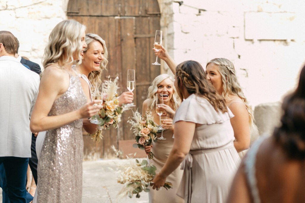Rustic charm meets Mediterranean beauty: pampas grass, terracotta hues, and dried florals set the perfect boho vibe.