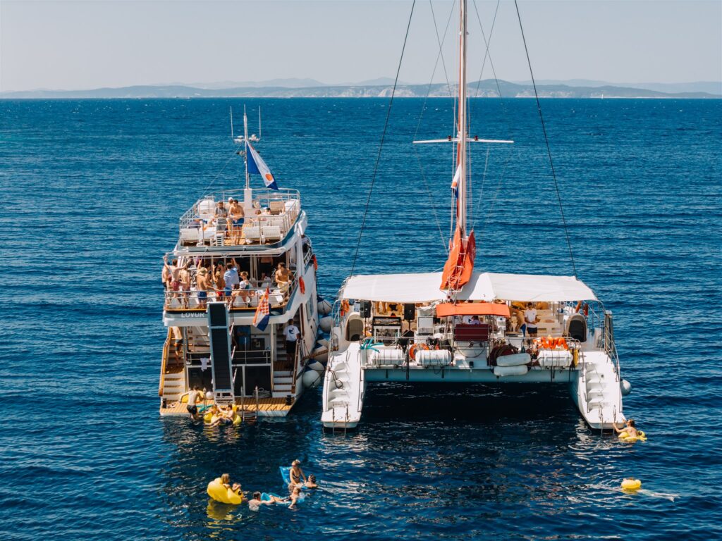 Island hopping with private boats during Maslina Resort wedding weekend