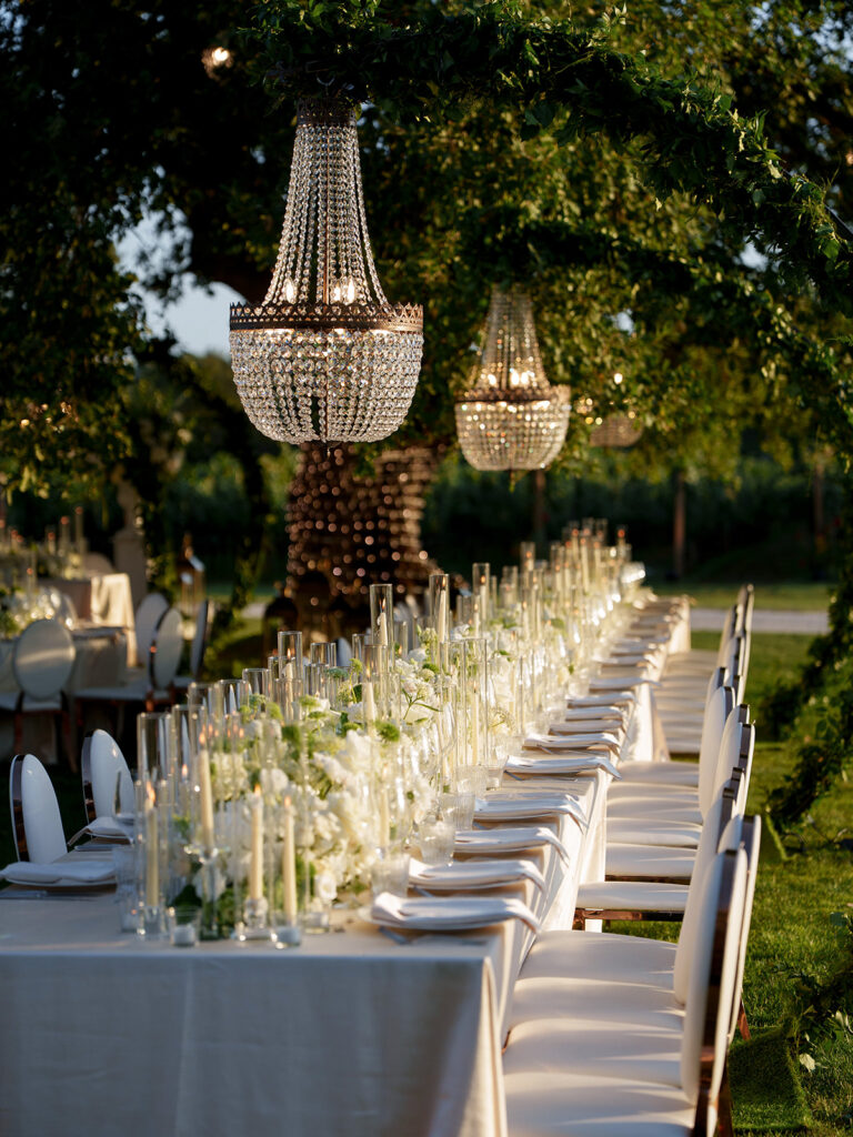 Elegant outdoor reception beneath centuries-old trees at Meneghetti