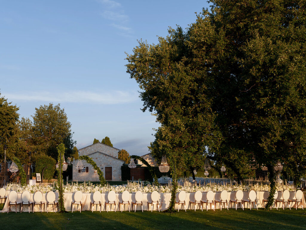 Elegant outdoor reception beneath centuries-old trees at Meneghetti