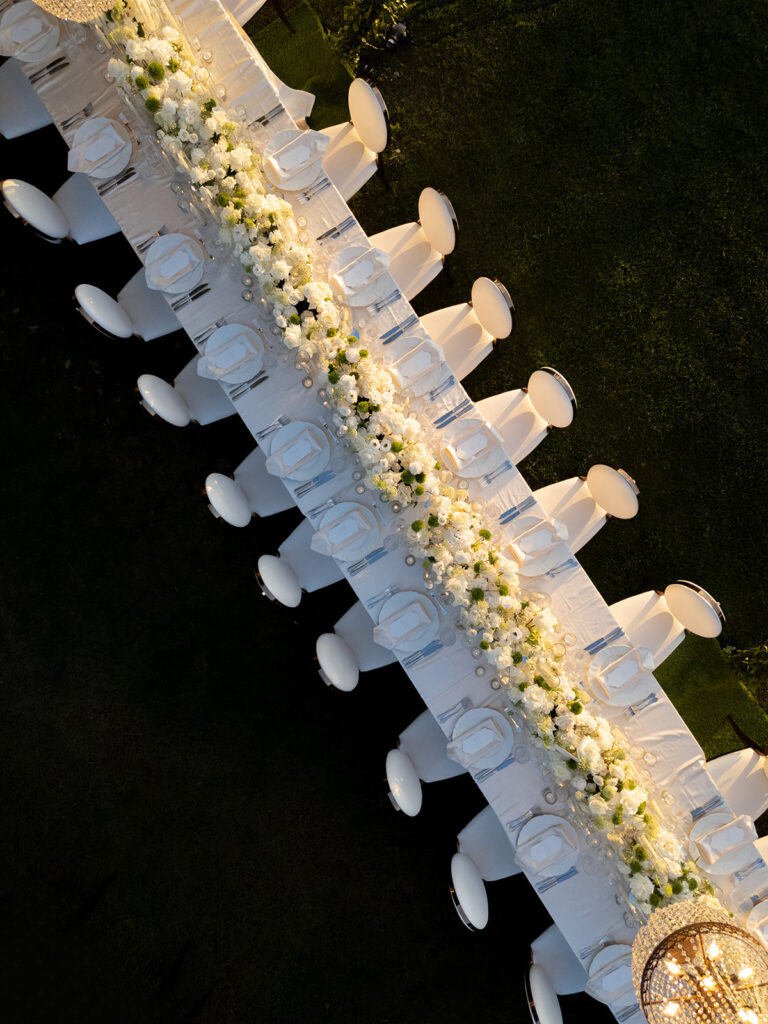 Elegant outdoor reception beneath centuries-old trees at Meneghetti