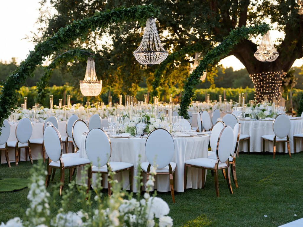 Elegant outdoor reception beneath centuries-old trees at Meneghetti