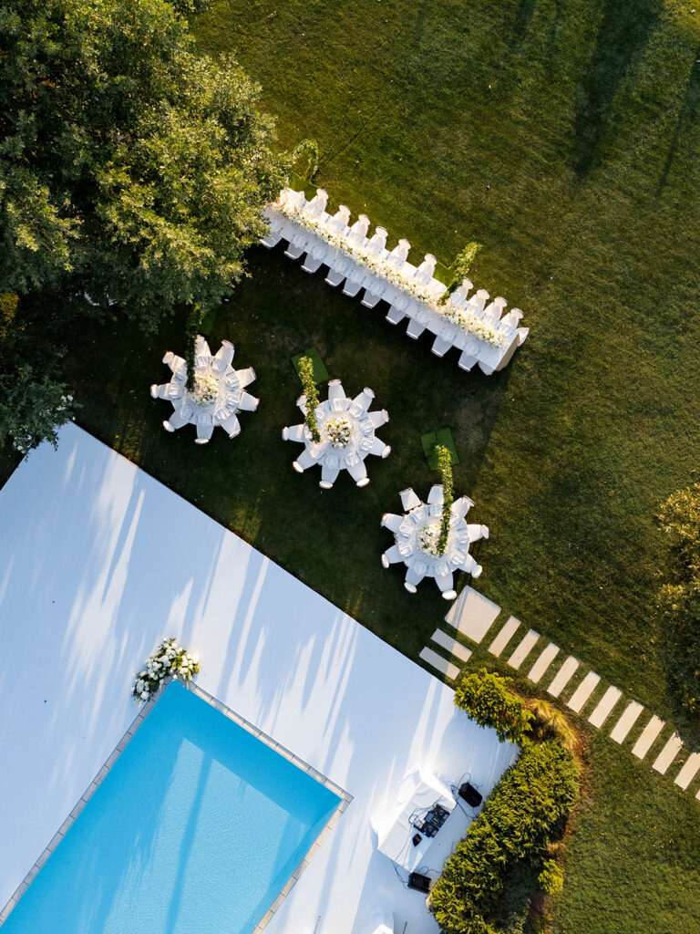 Elegant outdoor reception beneath centuries-old trees at Meneghetti