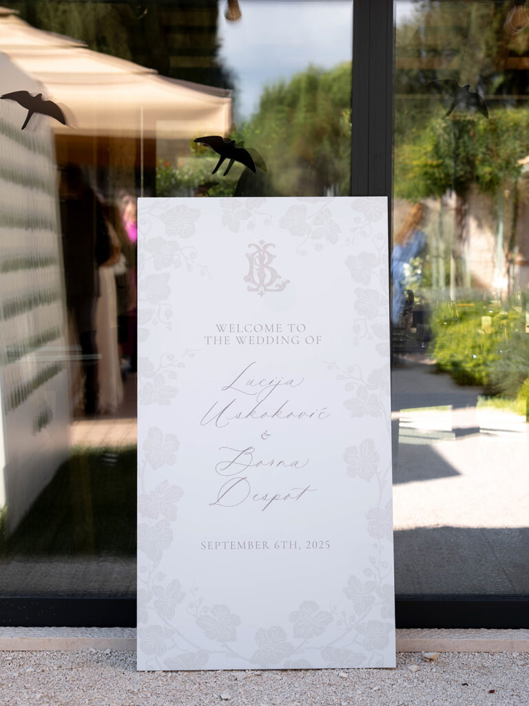 Elegant outdoor reception beneath centuries-old trees at Meneghetti